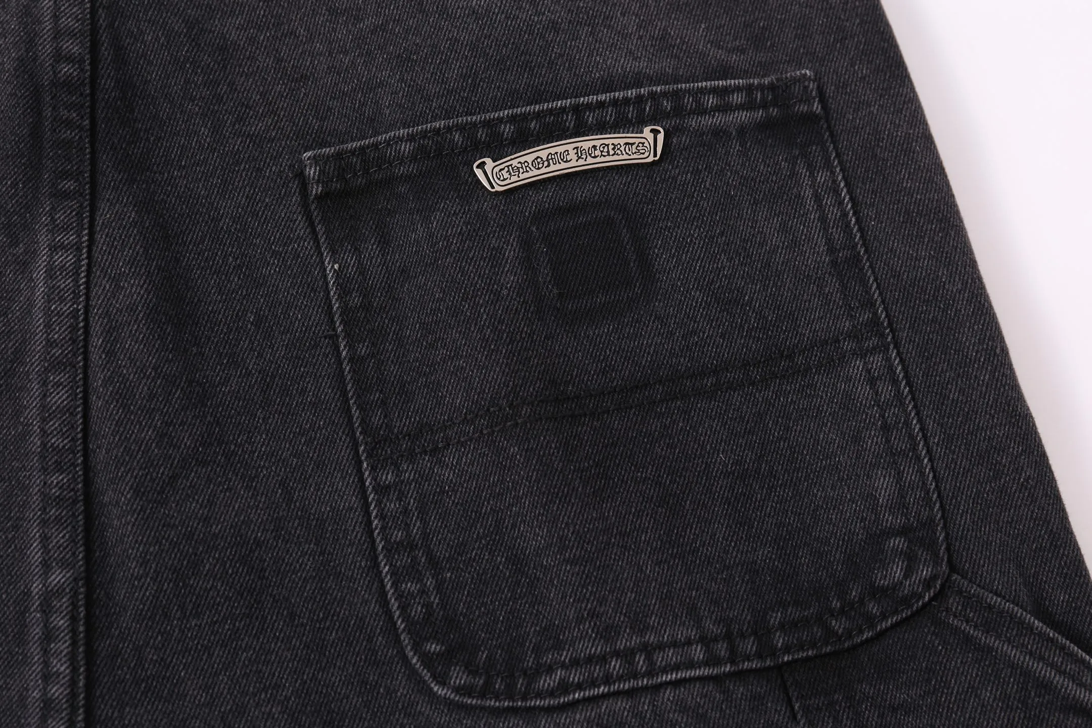 P260 Style number: H890 Croxin & 𝐂𝐡𝐫𝐨𝐦𝐞 𝐇𝐞𝐚𝐫𝐭 ss25 limited imitation wood pants starry sky black leather jeans. Styles with different wash textures are very friendly to people with thin legs and thick legs. The slightly flared version perfectly modifies the leg shape. The timeless and moderate length makes it easy to match and match. It is the basis for various styles and is a must-have in your wardrobe! The fabric is stiff but also makes the upper body soft without losing texture. The washing process is even more perfect. It is a must-have item for everyone! ! ! Washed wheat, hang tag, pants label, three labels complete Color: black Size: 30-32-34-36